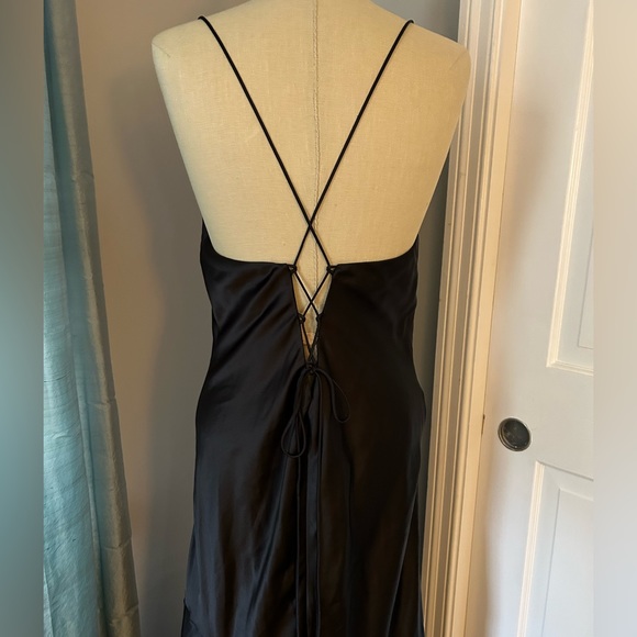 Tie up back gown - Picture 2 of 2